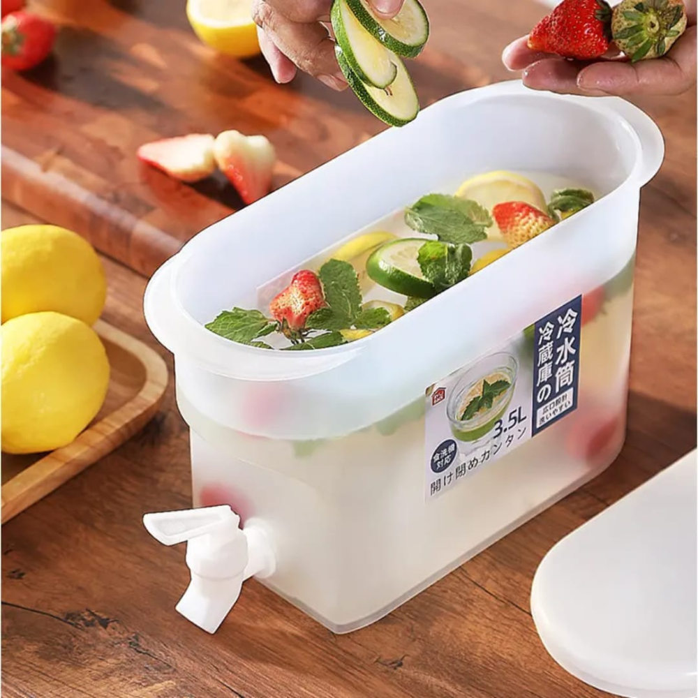 3.5L-refrigerator-water-dispenser-with-taps Close-up of the leakproof easy-press spigot on a 3.5L plastic drink jar.